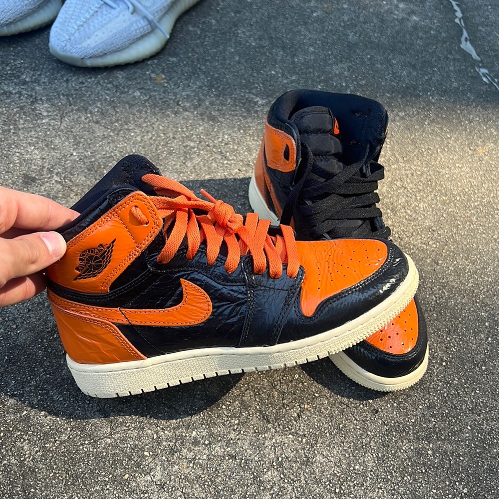 grade school 4.5 these are barley worn i’ll send photos of angles just message